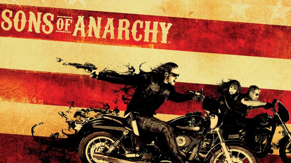 "Sons of Anarchy": Drogenkriege, Prostituierte, Waffenhandel und das stete Aufeinandertreffen diverser Biker-Banden zeigen das Rocker-Milieu der "Sons" schonungslos und äußerst brutal: Produzent "Kurt Sutter" - in einer Nebenrolle selbst in der Serie unterwegs - liefert mit den "Sons of Anarchy" einen Meilenstein der TV-Kultur, der über sieben Staffeln beinahe jedes Tabu zu brechen weiß und dabei hervorragend gefilmt ist. In den Hauptrollen unter anderem zu sehen: Charlie Hunnam als Jackson "Jax" Teller, Katey Sagal (alias "Peggy Bundy") als oscarwüdige Gemma Teller Morrow und Ron Perlman als Clarence "Clay" Morrow. Foto: Netflix