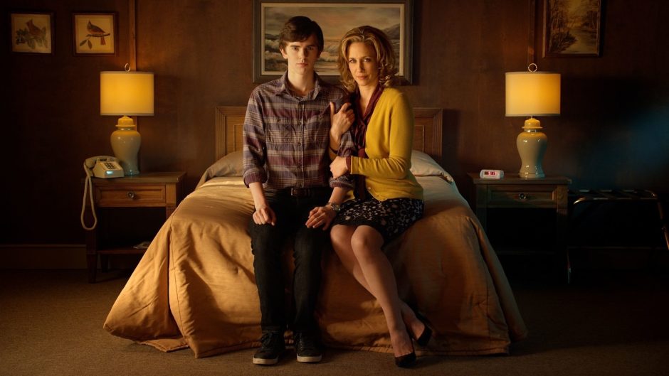 "Bates Motel": Basierend auf dem Kultfilm "Psycho" und den Charakteren Norma und Sohnemann Normann Bates ergründet die TV-Serie die Ursprünge der Geschichte rund um einen Duschvorhang, eine dunkle Silhouette und ein Messer. Insbesondere Freddie Highmore als jungen Normann Bates sollte man gesehen haben! Foto: Netflix