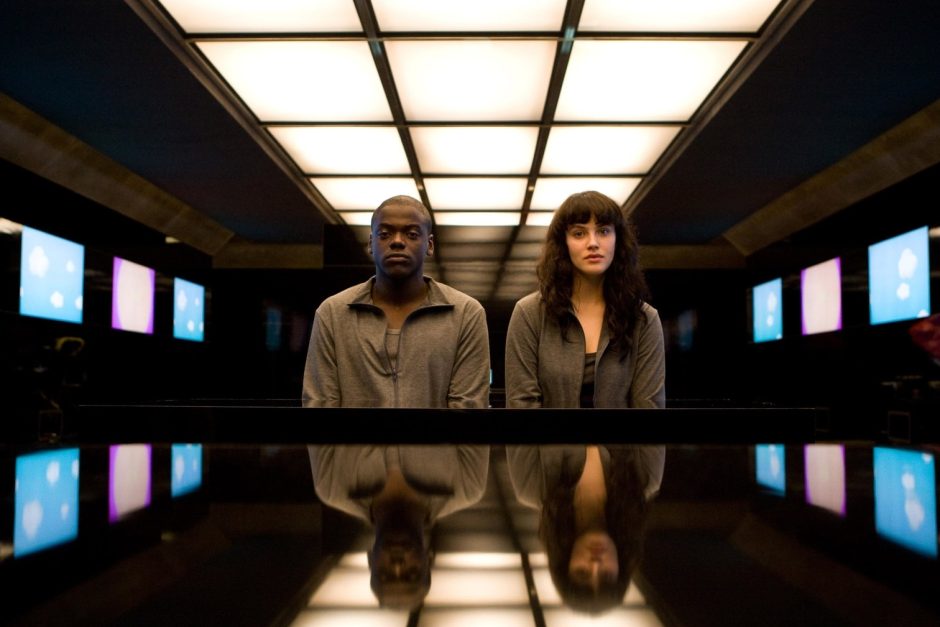 "Black Mirror": Bereits seit 2012 gehört die britische Sci-Fi-Serie mit ihren düsteren Zukunftsvisionen zu den absoluten Geheimtipps der TV-Kultur. Seit der Veröffentlichung über Netflix wurde "Black Mirror" immer populärer, und mit der nun veröffentlichten dritten Staffel setzt sich die Serie endgültig nach ganz weit oben auf die "To-Do-Liste" von fleißigen Serienguckern. Dabei laufen nicht wenige Folgen gerne mal länger als 60 Minuten: Staffel 1 bringt es auf drei, Staffel 2 auf vier und Staffel 3 auf sechs Folgen. Foto: Netflix