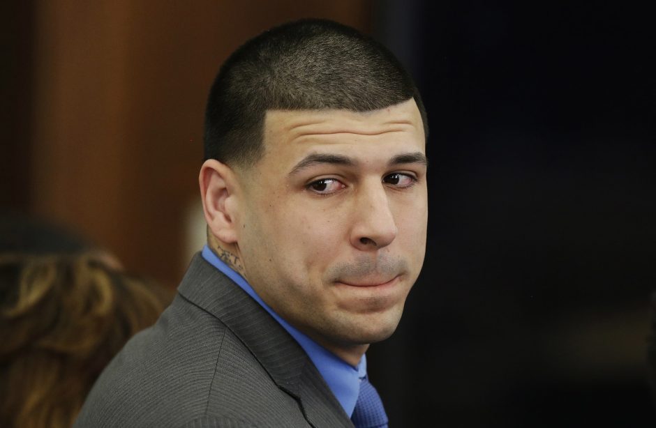 Als Football-Spieler der New England Patriots stand Aaron Hernandez vor einer großen Karriere. Im Juni 2013 wurde jedoch die 27-jährige Odin Lloyd tot in der Nähe seiner Villa aufgefunden. Hernandez kannte das Opfer und seine Villa wurde kurz nach der Tatzeit professionell gereinigt. Ebenso wurden die Aufnahmen der Überwachungskameras und sein Mobiltelefon gewaltsam zerstört. Hernandez wurde in der Folge wegen Mordverdacht festgenommen. Er plädierte auf nicht schuldig, wurde jedoch 2015 zu einer lebenslangen Haftstrafe verurteilt. 2017 wurde er erhängt in seiner Zelle aufgefunden. 
Foto: Stephan Savoia/Pool AP/dpa +++(c) dpa - Bildfunk+++