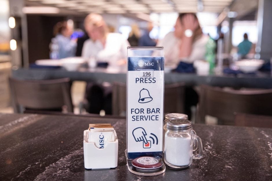 Wer beim Servicepersonal im Marketplace Buffet Restaurant an Bord des Kreuzfahrtschiffs "MSC Grandiosa" etwas bestellen möchte, kann dafür den elektronischen Rufknopf nutzen. Foto: Christian Charisius/dpa/dpa-tmn