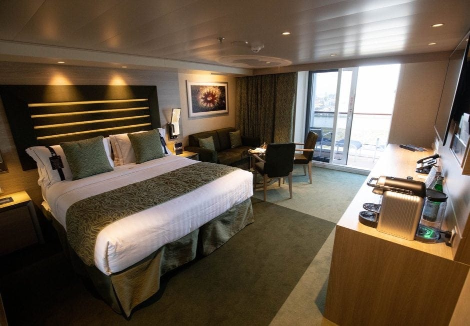 Blick in eine Deluxe Suite im Yacht Club: Insgesamt gibt es 2421 Kabinen und Suiten an Bord des Kreuzfahrtschiffs "MSC Grandiosa". Foto: Christian Charisius/dpa/dpa-tmn