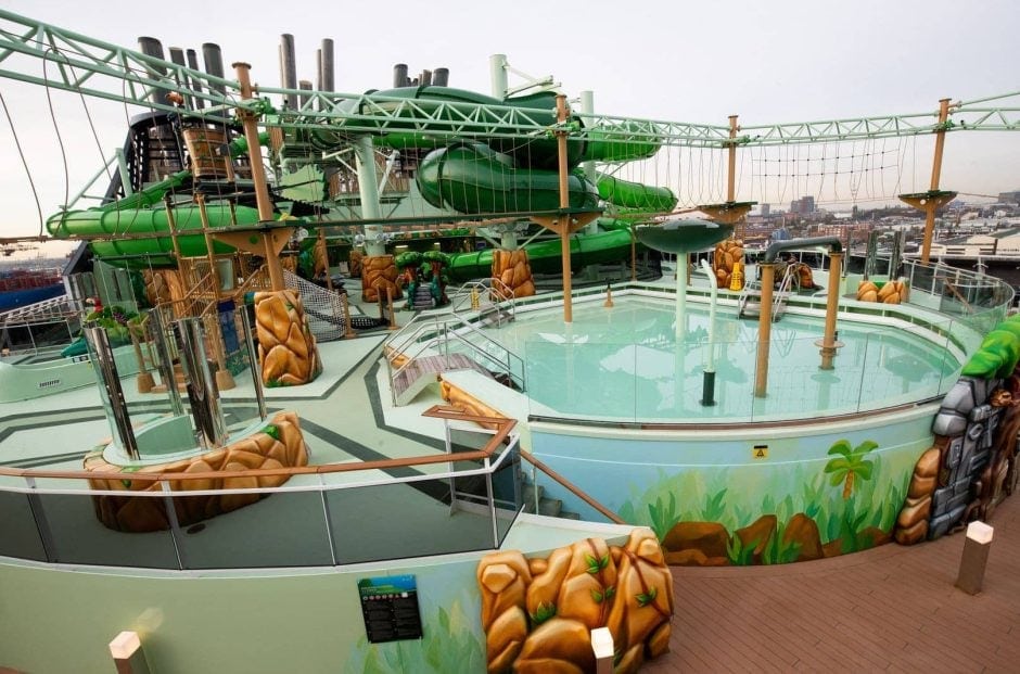 Es gibt auch einen Aquapark mit Wasserrutschen und Hochseilgarten an Bord des Kreuzfahrtschiffs "MSC Grandiosa". Foto: Christian Charisius/dpa/dpa-tmn