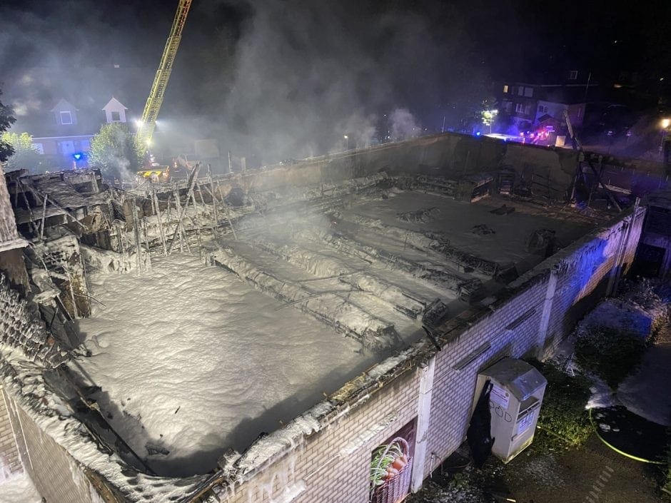 Der Schaumteppich auf dem Supermarktdach war gewaltig. Foto: Feuerwehr Ratingen