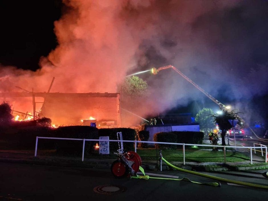 Der helle Schein der Flammen sei weithin zu sehen gewesen. Foto: Feuerwehr Ratingen