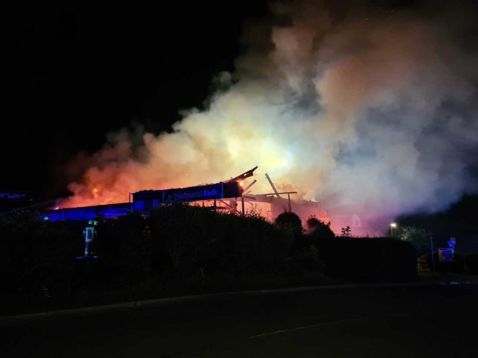 Zeugen hätten in der Nacht zum Samstag zunächst einen Brand in einer Bäckerei in dem Gebäude gemeldet, doch als die Einsatzkräfte dort ankamen, habe bereits der gesamte Supermarkt in Flammen gestanden, teilte die Feuerwehr mit. Foto: Feuerwehr Ratingen