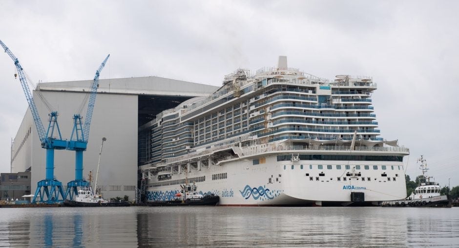 Hier verlässt die "Aida Cosma" die Meyer Werft in Papenburg, schon bald sollen die Weltmeere ihr neues Zuhause sein. Foto: -/Meyer Werft/dpa