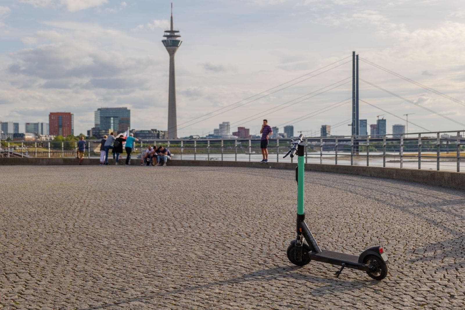 Düsseldorf: Tier bringt neuen E-Scooter mit Blinker in die Stadt