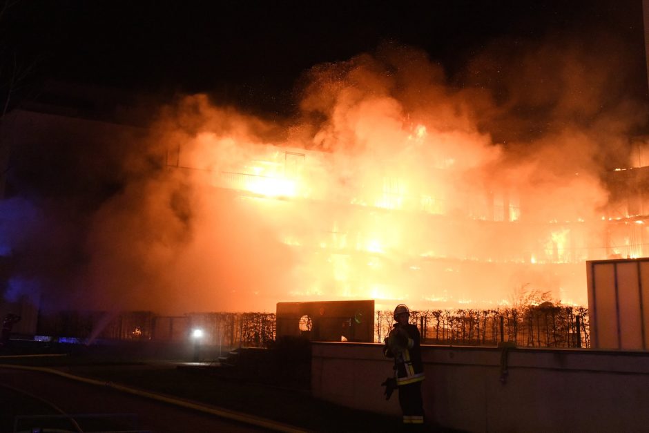 Wohnkomplex in Essen brennt