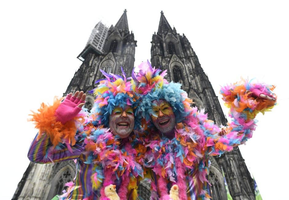 Weiberfastnacht: Straßenkarneval beginnt