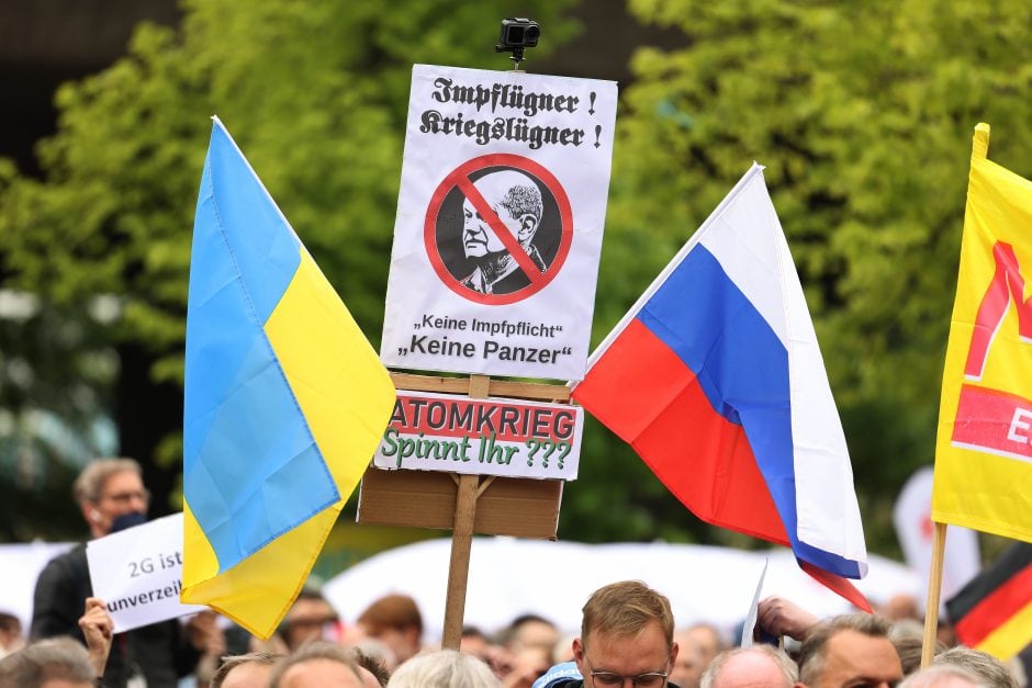 1. Mai Düsseldorf Schild Impfgegner