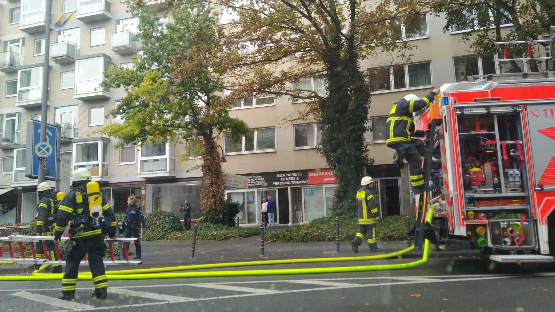 Köln: Feuerwehr löscht Brand in Sparkassentiefgarage