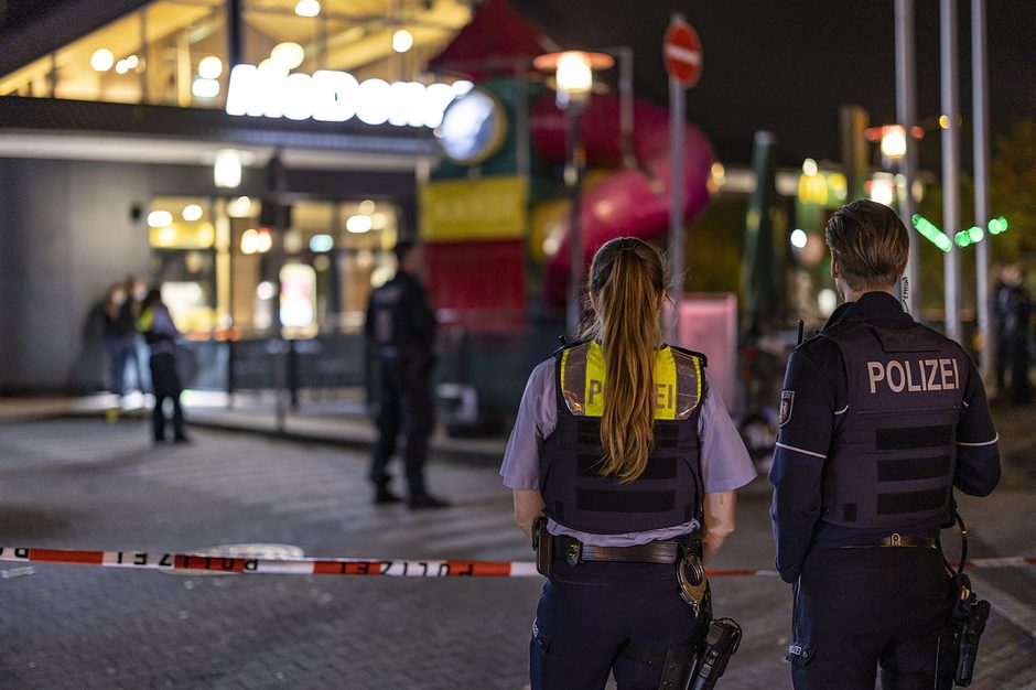 Schüsse vor Fast-Food-Restaurant in Oberhausen - drei Verletzte