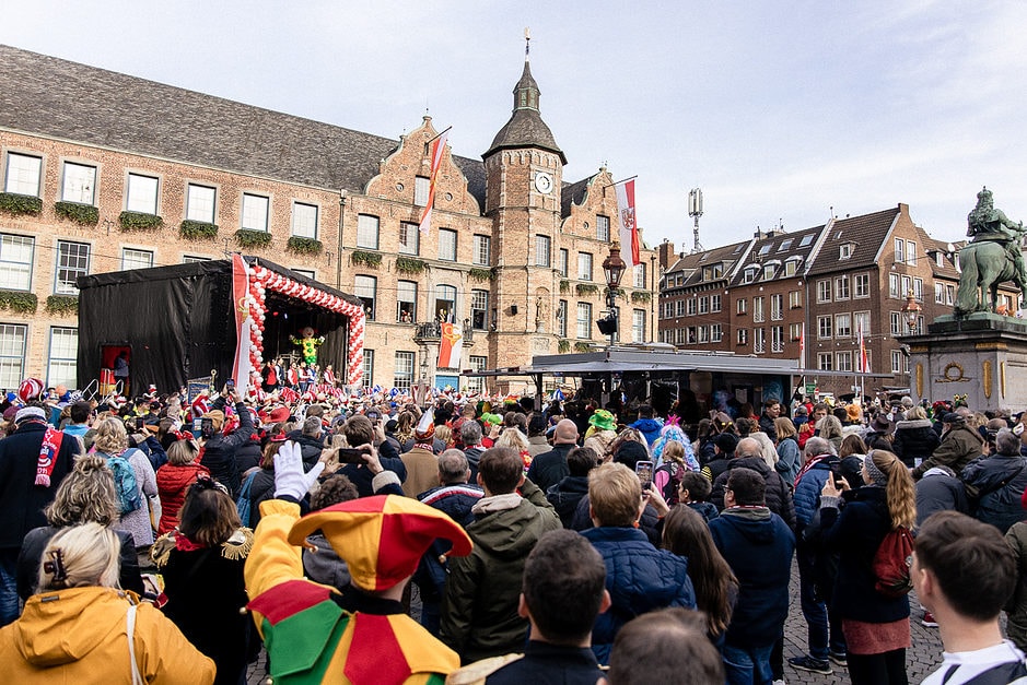 Karneval in Düsseldorf 11.11. Marktplatz Rathaus