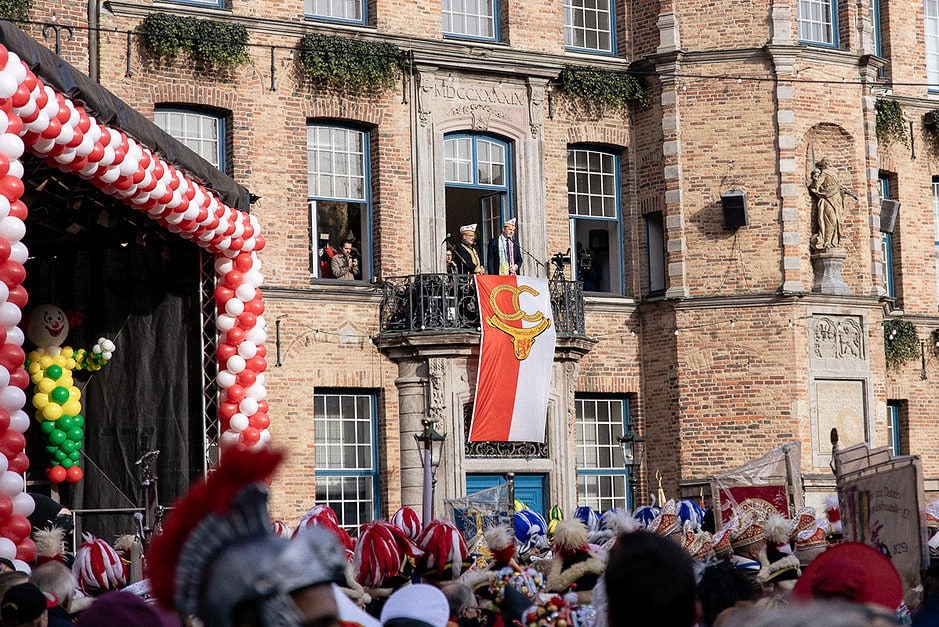 Karneval in Düsseldorf 11.11. Marktplatz Rathaus