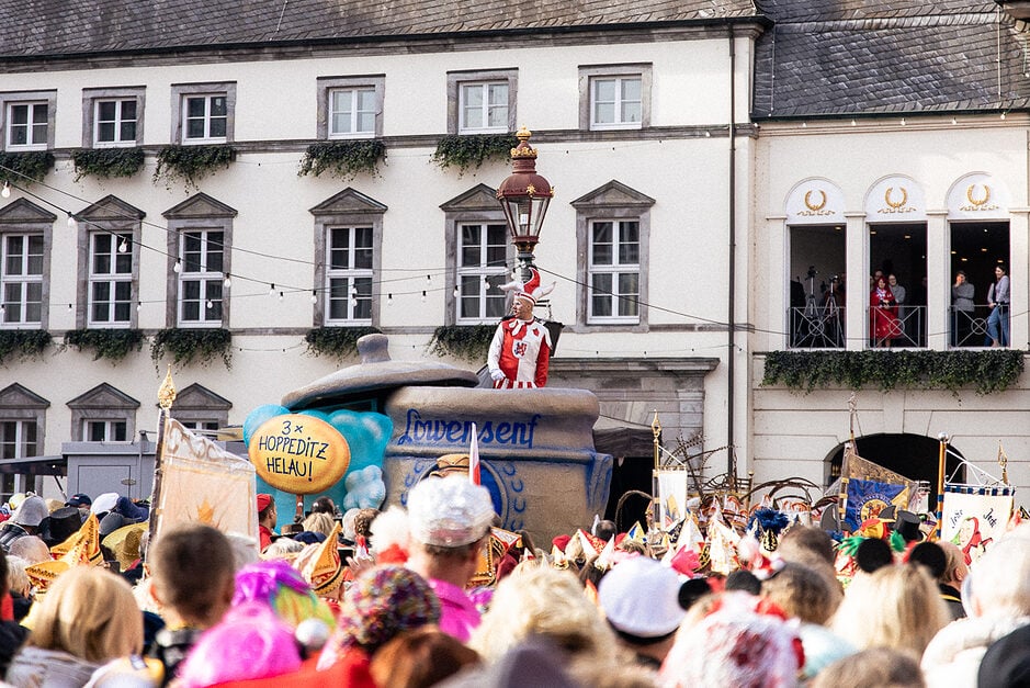 Karneval in Düsseldorf 11.11. Marktplatz Rathaus