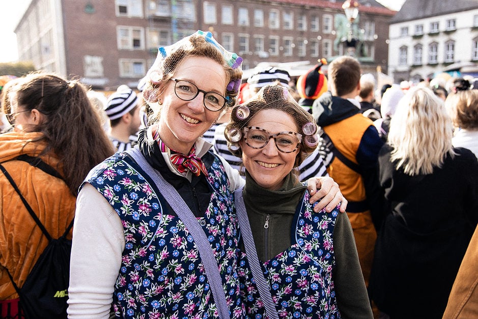 Karneval in Düsseldorf 11.11. Marktplatz Rathaus