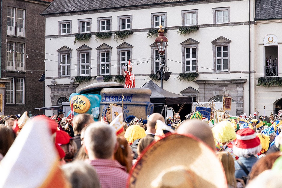 Karneval in Düsseldorf 11.11. Marktplatz Rathaus