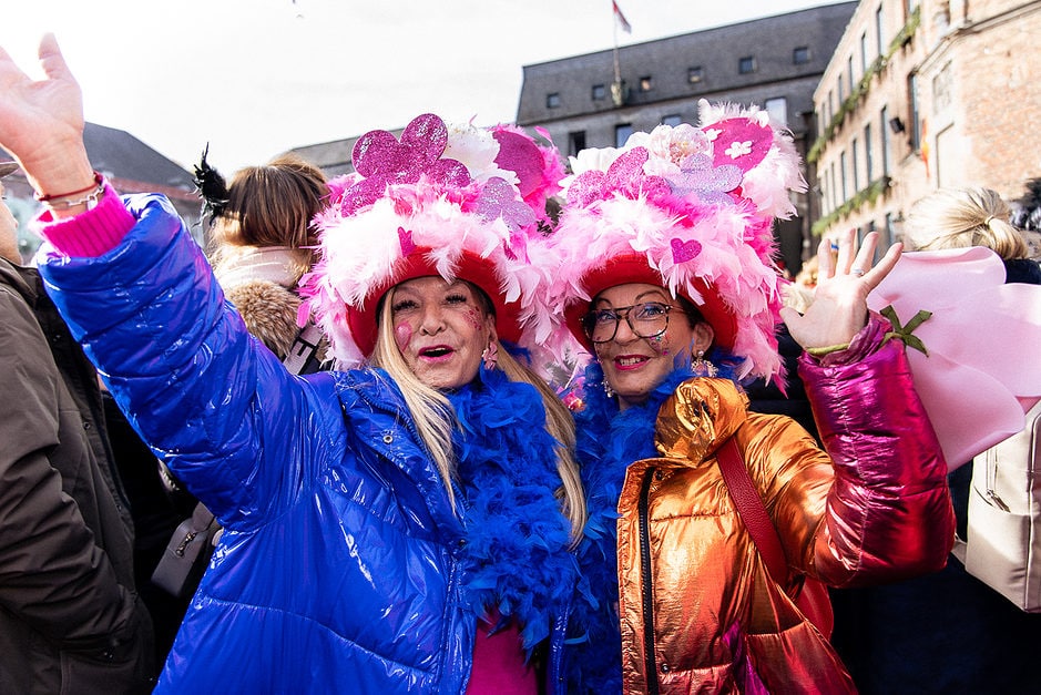 Karneval in Düsseldorf 11.11. Marktplatz Rathaus