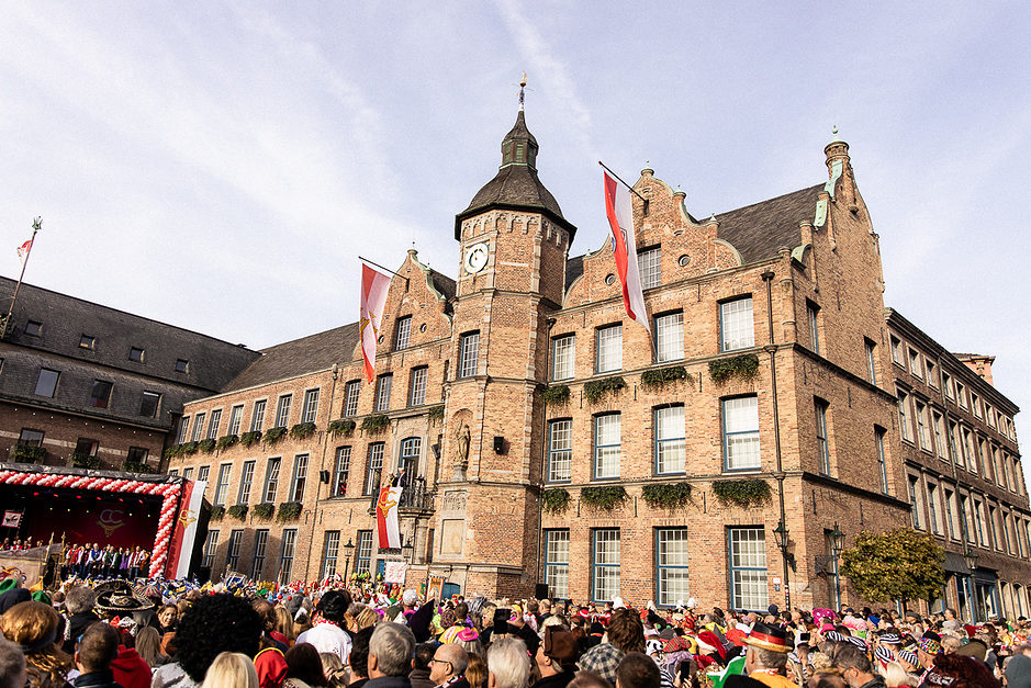 Karneval in Düsseldorf 11.11. Marktplatz Rathaus