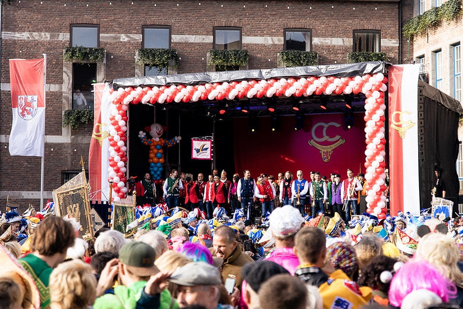 Karneval in Düsseldorf 11.11. Marktplatz Rathaus