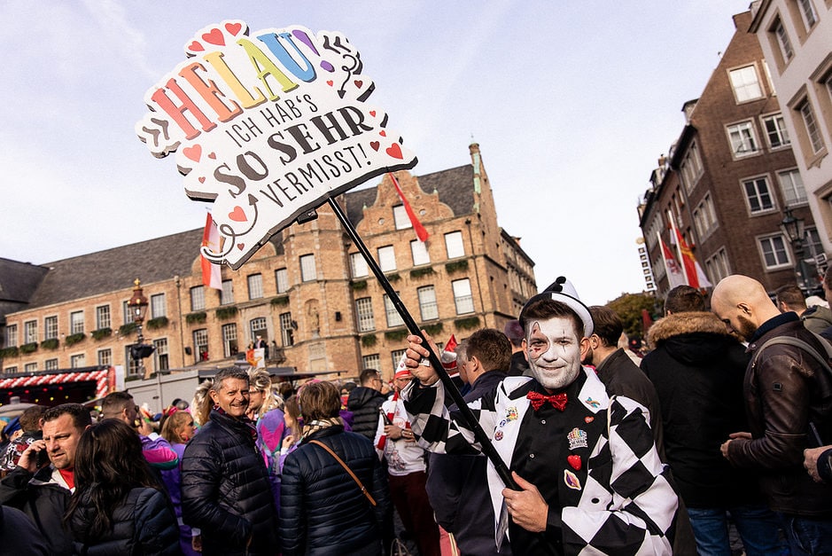 Karneval in Düsseldorf 11.11. Marktplatz Rathaus