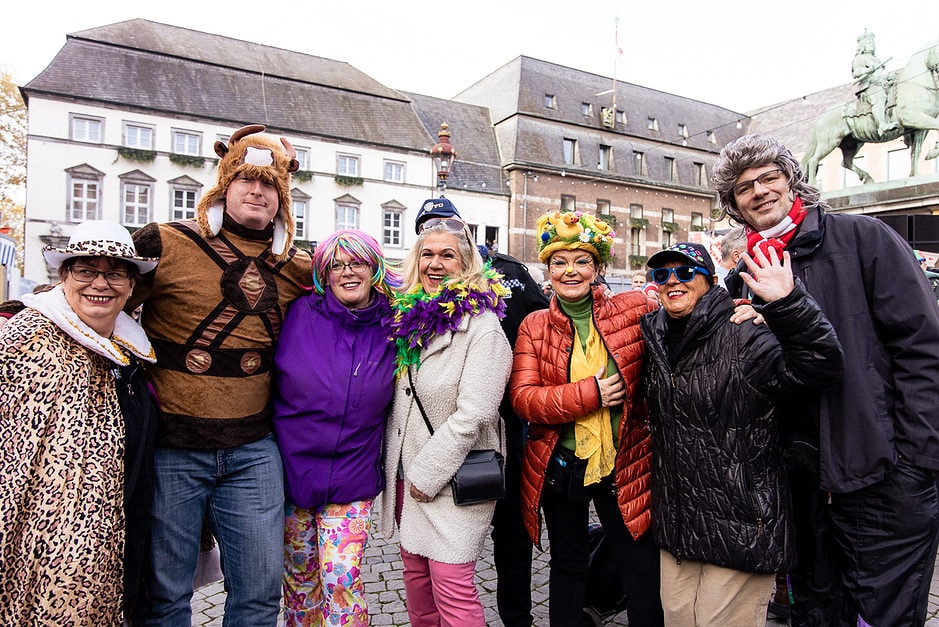 Karneval in Düsseldorf 11.11. Marktplatz Rathaus