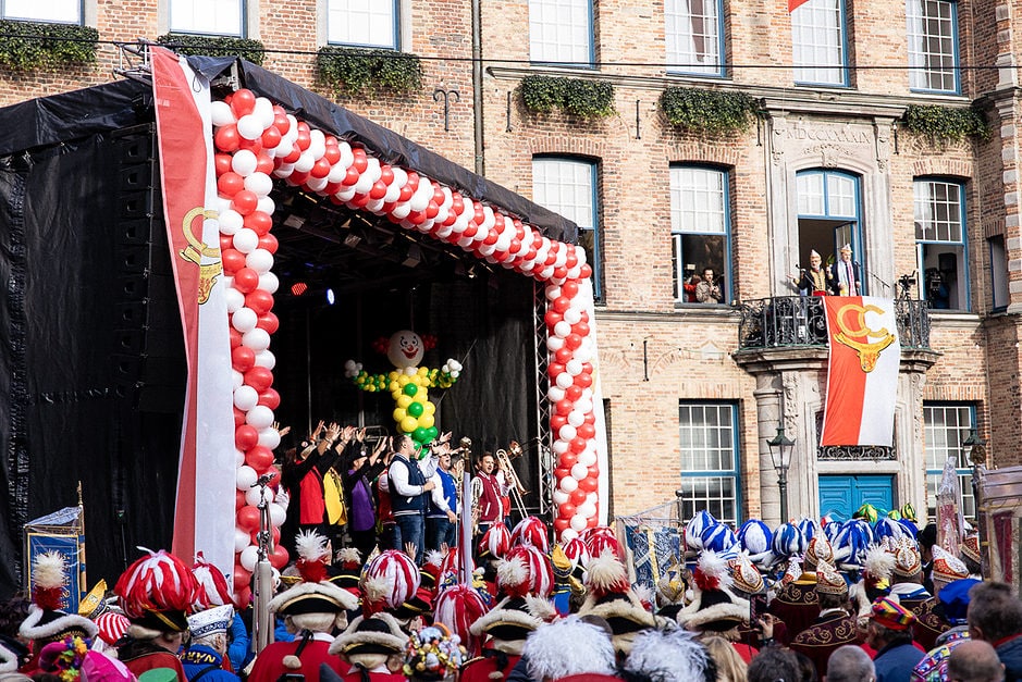 Karneval in Düsseldorf 11.11. Marktplatz Rathaus