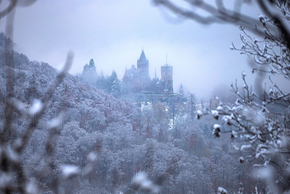 Koenigswinter_-Blick-auf-die-mit-Schnee-bedeckte-Drachenburg-im-Siebengebirge