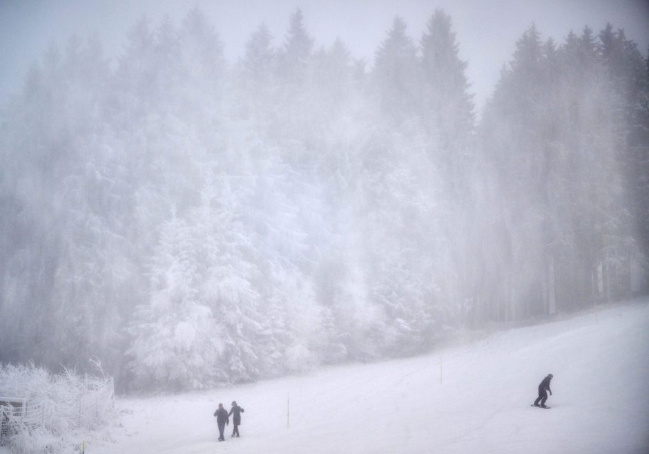 Winterberg_ Zwei Spaziergänger und ein Snowboarder sind auf der künstlich beschneiten Piste am Poppenberg unterwegs. Das Skigebiet ist mit zwei Liften in die Saison gestartet