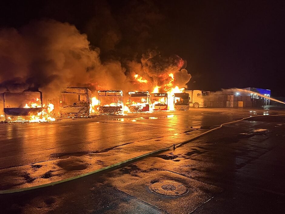 Großbrand in Busdepot in Velbert