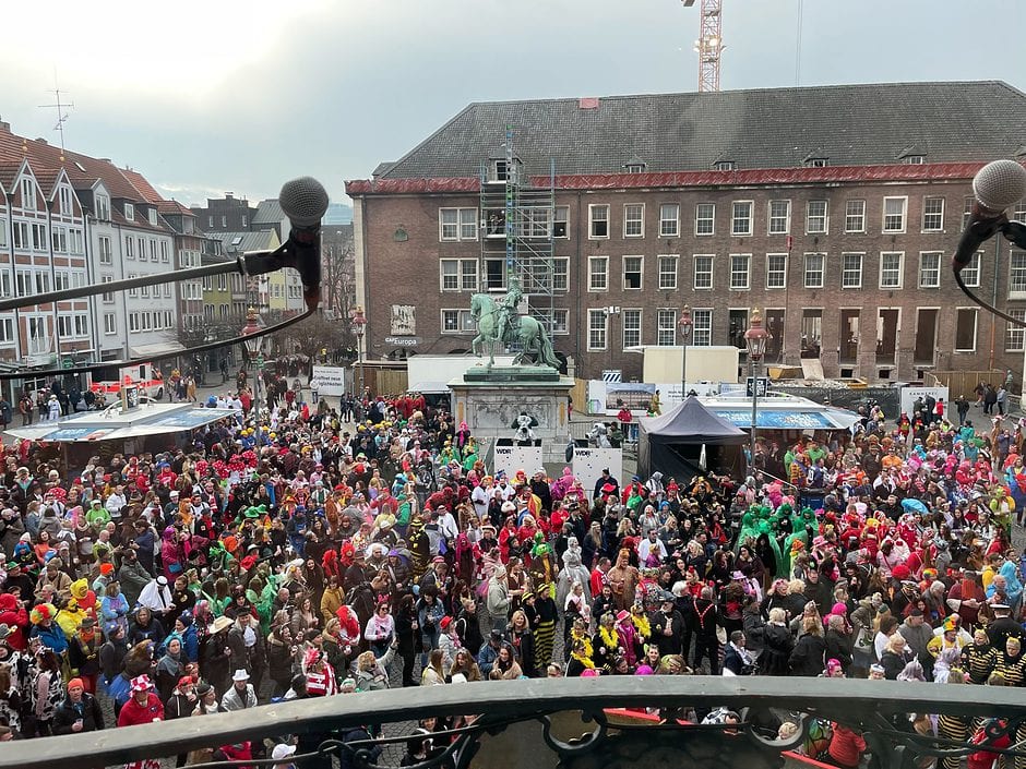 Düsseldorf Karneval 11.11 Uhr Rathausplatz Altweiber