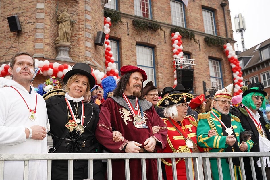 Düsseldorf Rosenmontagszug Rathausplatz Karneval