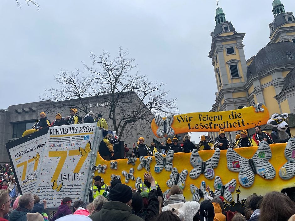 Düsseldorf Rosenmontag Karneval Rheinische Post Wagen