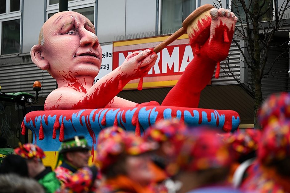 Karneval in Düsseldorf Rosenmontag Putin Blutbad