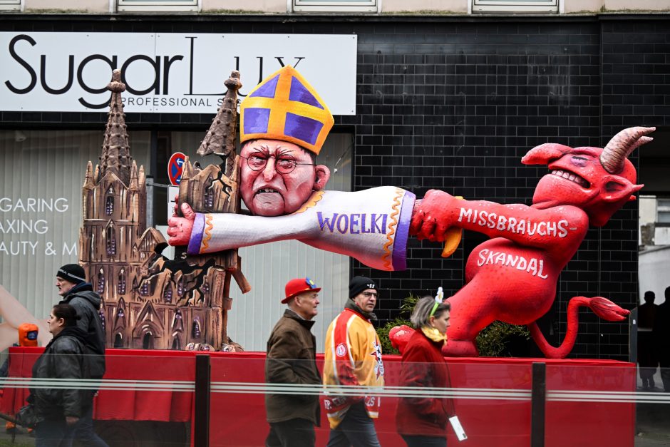 Rosenmontagszug Wagen Woelki Karneval in Düsseldorf