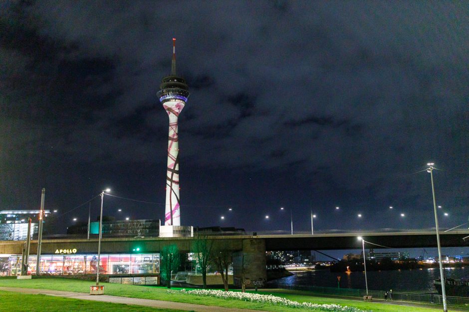 Rheinturm Düsseldorf Lichtinstallation Kunst