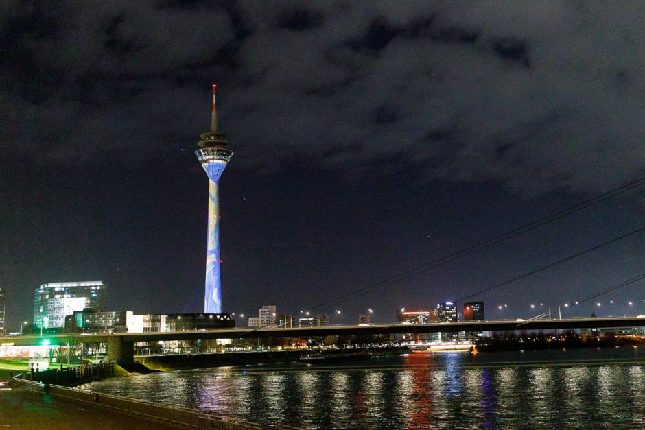 Rheinturm Düsseldorf Lichtinstallation Kunst