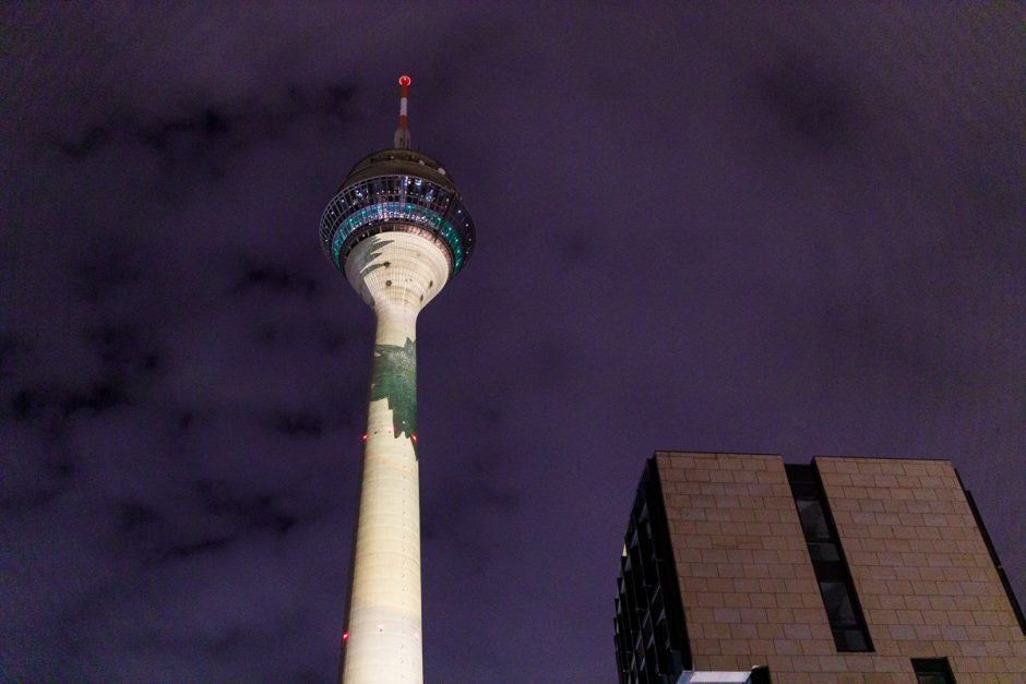 Rheinturm Düsseldorf Lichtinstallation Kunst