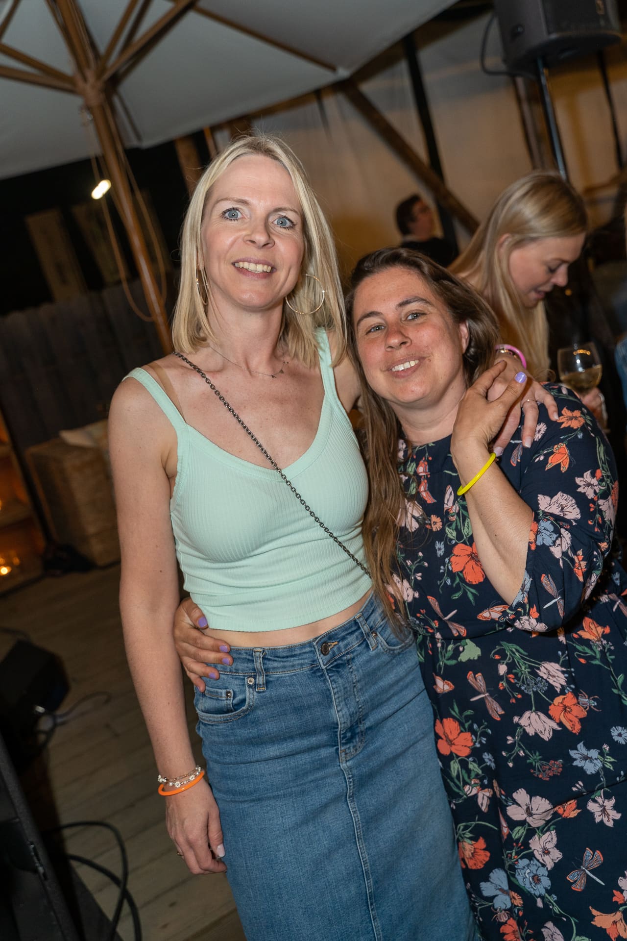 „I Love 80s & 90s“-Beachparty im Treibgut am 3. Juni: sonnige Stimmung, strahlende Fotos