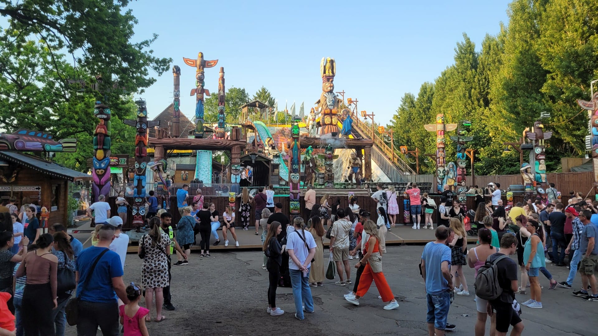 Die Fronleichnamskirmes in Oberhausen gilt als eine der größten Straßenkirmessen Europas. Auf der Wildwasserbahn kann man sich die nötige Abkühlung verschaffen.