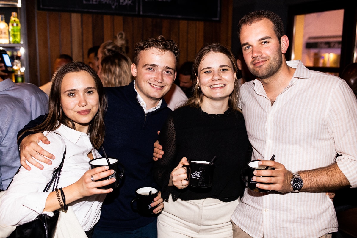 Nachtschwärmer aus Düsseldorf und der Umgebung strömten am Freitag in die Elephant Bar. 