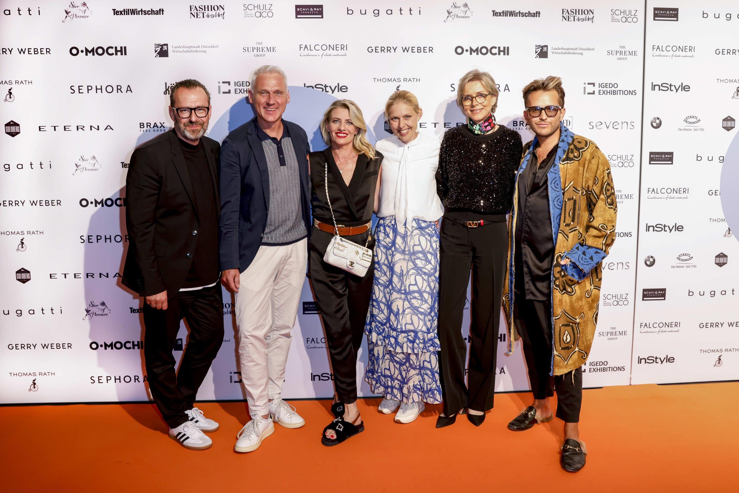 Michael Schulz (Schulz ACO Agentur), Marc Freyberg (Brax), Aline Müller-Schade (The Supreme Group / Vorstandsvorsitzende Fashion Net Düsseldorf), Theresa Winkels (Wirtschaftsförderung Stadt Düsseldorf), Ulrike Kähler (Igedo Exhibitinons) und Luca Bazzanella-Toussis (Thomas Rath Fashion Group) bei der DFD Fashion Net Sommerparty 2023.