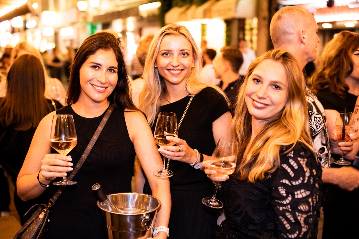 Ein kühles Glas Wein brachte diesen Gästen der Fett Weinbar die nötige Abkühlung zum Start ins Wochenende.