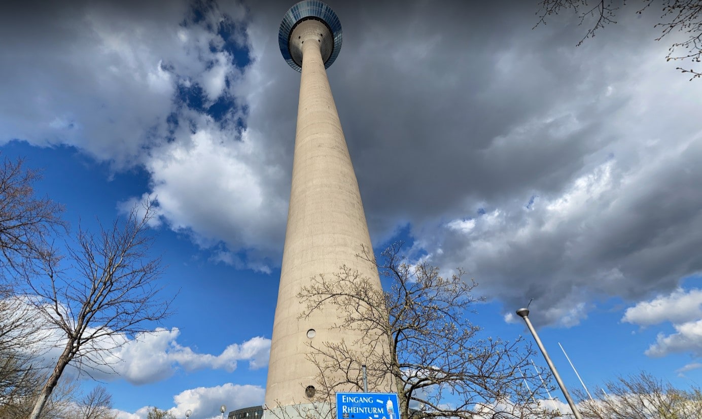 Der Rheinturm am Medienhafen.