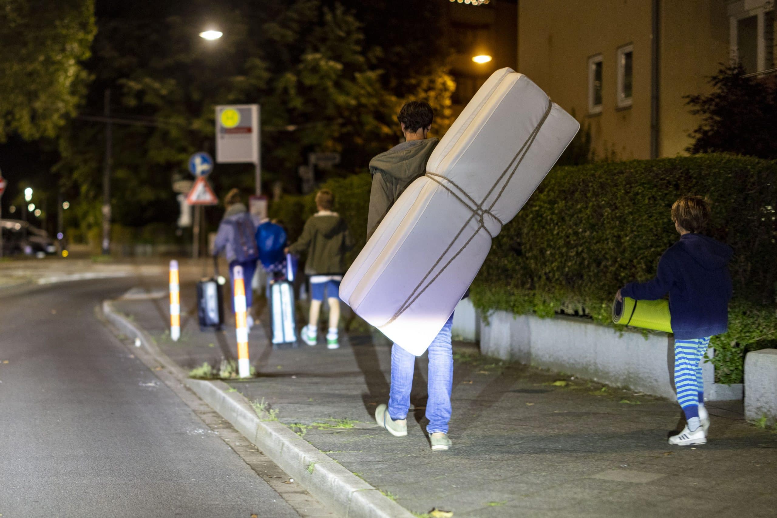 Bombenfund in Düsseldorf: So verließen tausende Anwohner ihre Häuser – Fotos