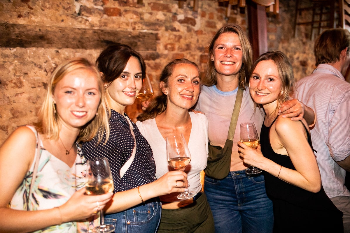 Süßer die Gläser nie klirrten am Freitagabend in der Fett Weinbar. 