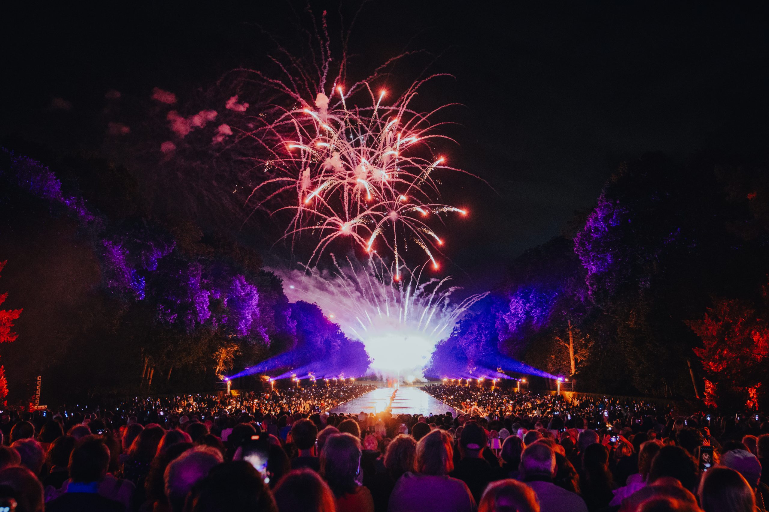 Am Ende des Lichterfestes auf Schloss Benrath überraschte die Besucher noch ein großes Feuerwerk. Zuvor wurde es aufgrund der hohen Waldbrandgefahr abgesagt. Foto: Schloss Benrath / SSPB 