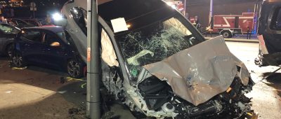 Zoobrücke Köln: Auto überschlägt sich bei Unfall mit vier Pkw