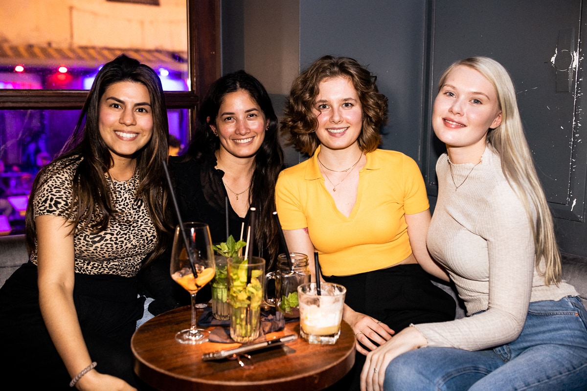 Diese Ladies feiert den Höhepunkt der Woche in der Elephant Bar. 